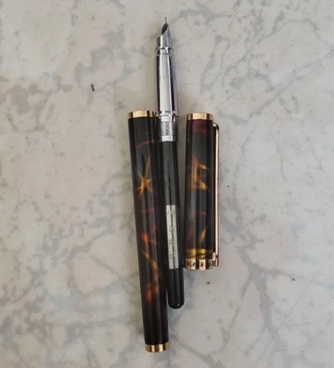 出黑色和棕色相间的这款全新墨水笔，采用高品...