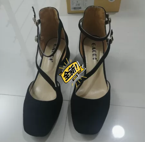 37码，保真皮，鞋跟钉皮子，本人脚胖，穿不...