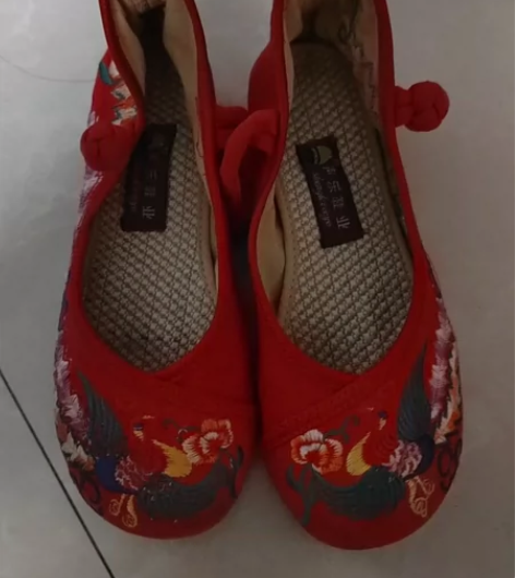 民族风女鞋刺绣女鞋 我们当地很有名的声乐布...