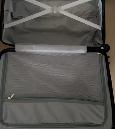 新的行李箱 没有用多久 只装过一次东西 没...