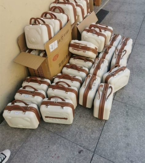 实体店不开了,剩下18个低价处理,网红款小...