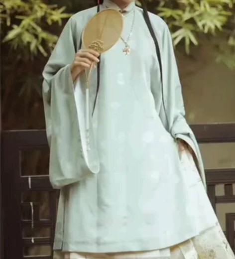 低价出售汉服,大概十套左右 基本都是23年...