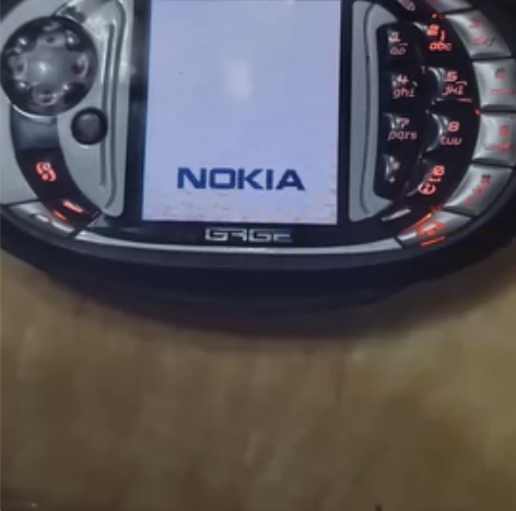 诺基亚QD，经典的游戏手机，那个年代相当牛...