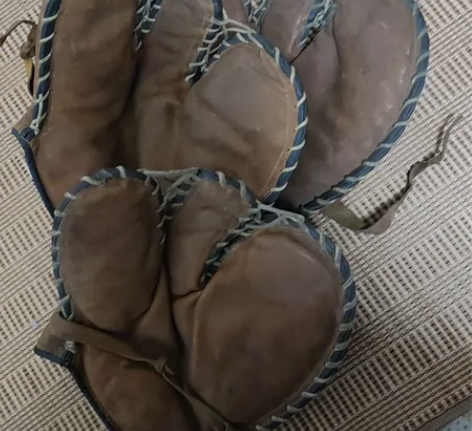 壘球棒球手套两只，全皮，老货，希罕难得，绝...