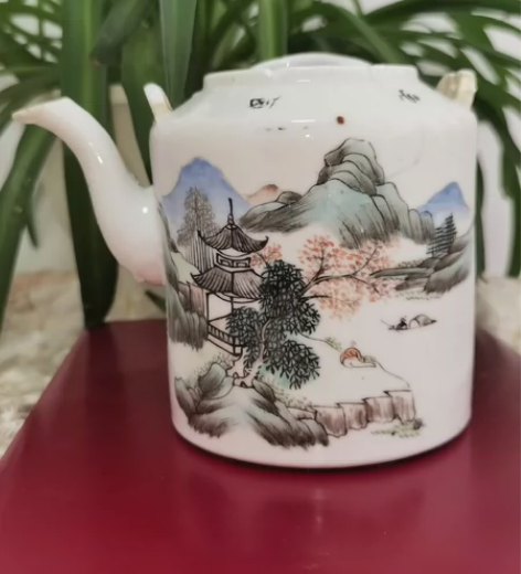 松月轩山水人物提梁壶：品像如图：口部两个小...