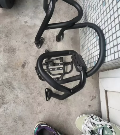 250排量 拆下来的防摔杠  就一处划痕摩...