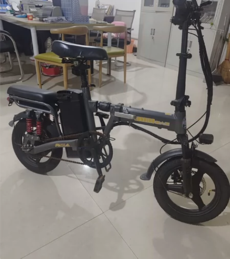 代驾折叠电动车，用了一年。 感兴趣的话点“...