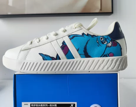 特步男子板鞋，怪兽大学联名，门店样品，白鞋...