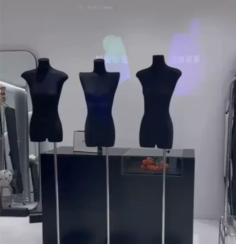 出黑色的服装模特，180三个，适用于店铺中...