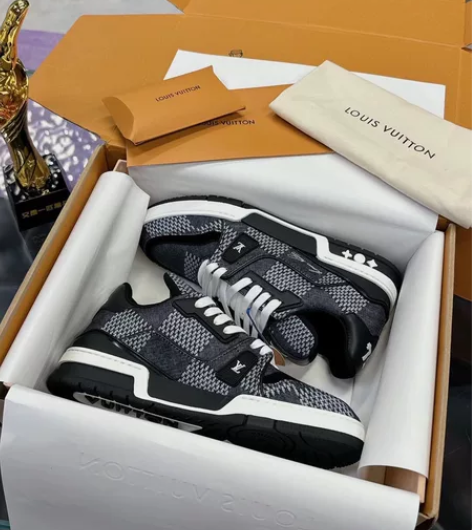 原版开发 品质出货 欢迎对比 LV板鞋系列...
