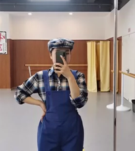 桃李杯报童晨曦剧目服装。详情看主页 衣服是...