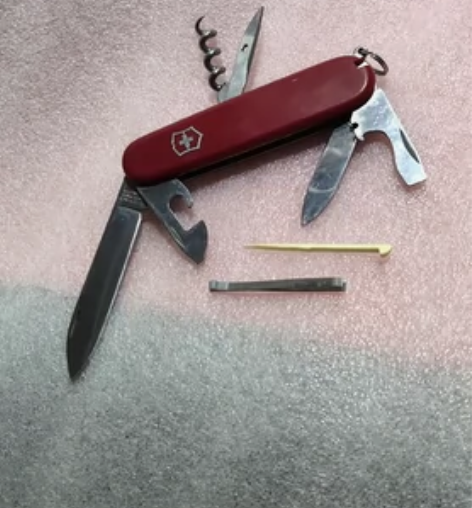 瑞士多功能军刀 品相八成新左右，原装正品，...