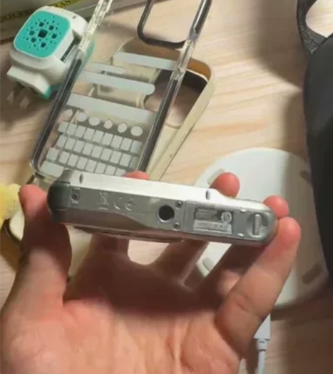 三星es65，有使用痕迹，屏幕有暗点但是不...