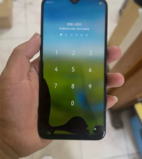 oppo A7x 屏幕坏，密码忘了，主板靓...