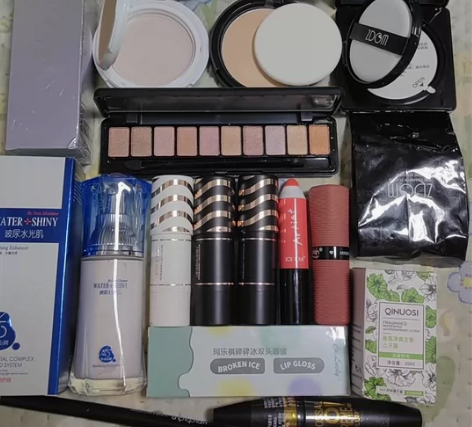 搬家出闲置，自己的一些买来没用的彩妆，搬家...