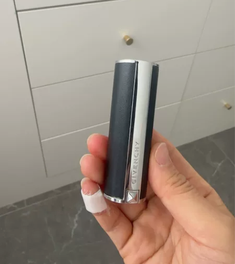 纪梵希星星色口红,余量日期如图 感兴趣的话...