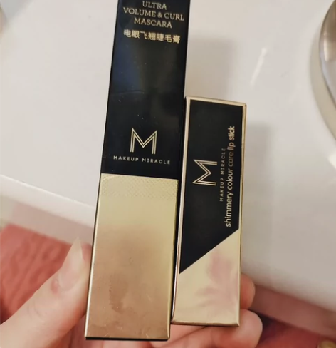 谜瑞可丝睫毛膏、口红,逛商场买入的Make...