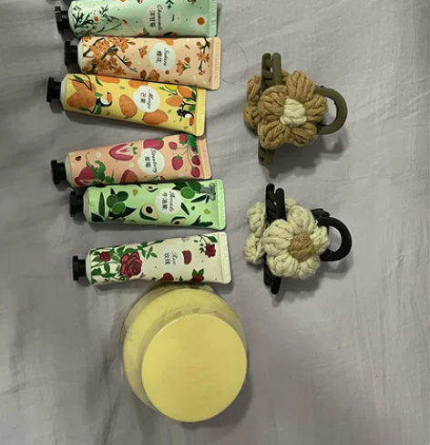 护手霜手膜俩发卡，都是全新，太多东西了，出...