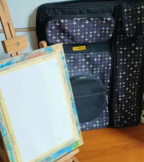 桌面画架+画板+品牌的素描背包，质量很好，...