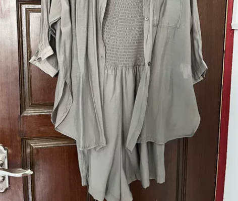 因为上班需穿工作服 故闲置衣物 可放心购入...