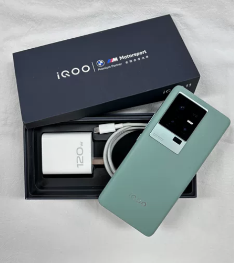 vivo iQOO11 内存：16+512...