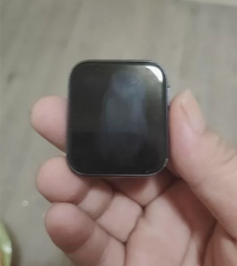 OPPO手表3.32g的 边框有一处磕碰掉...