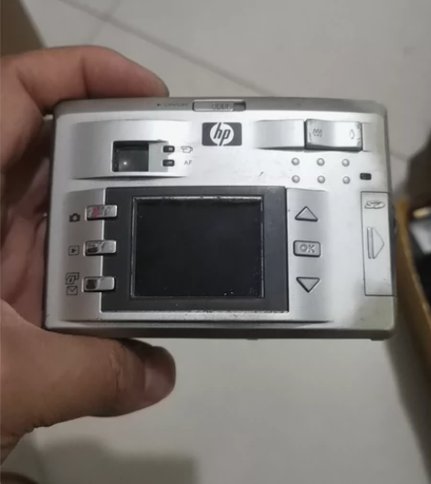 惠普相机，型号735，电池盖不紧，偶尔开，...