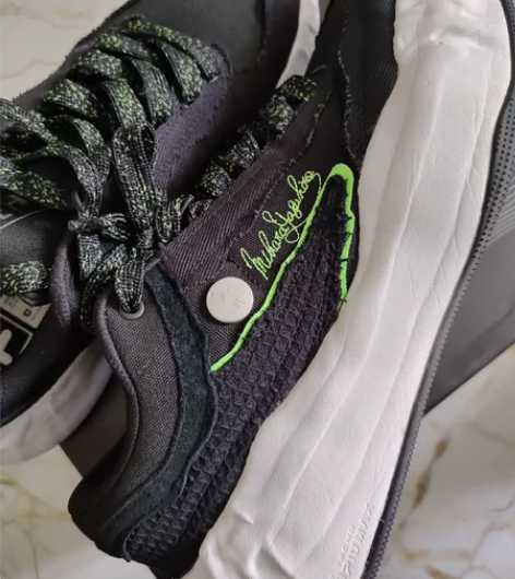 斐乐时尚厚底帆布鞋，专柜正品。本人声明买来...