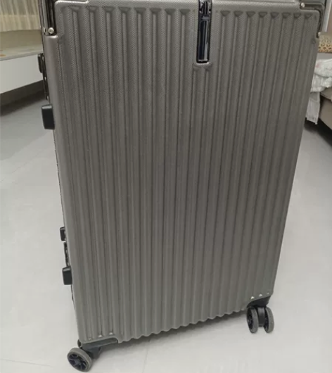 行李箱新买的,一用没用 尺寸是32寸的 ...