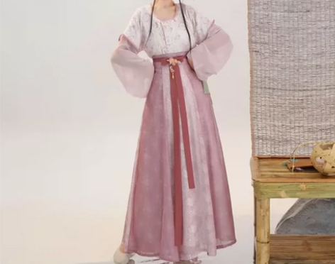 茗月轩小唐春汉服 买了之后穿着拍了一次照片...