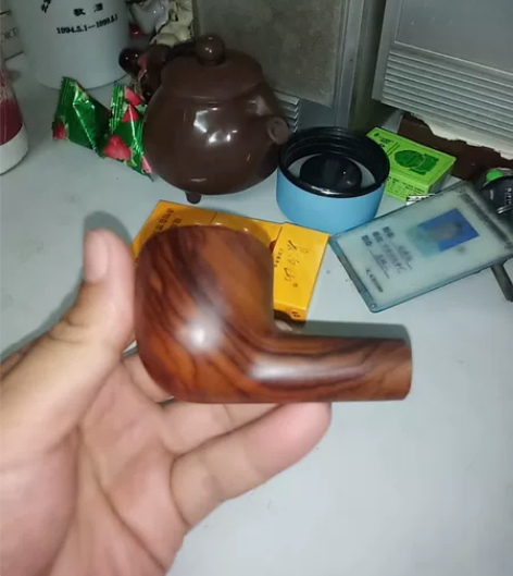 实木烟斗，侧面有一串英文字母，实物如图看好...