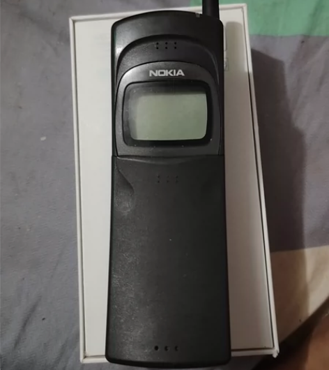 老机器 怀旧收藏版 没电 不知道能不能开机...