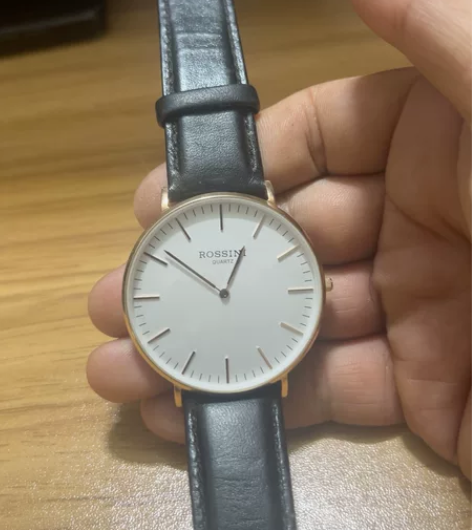 全新罗西尼石英表一架。电池没电了。包上电池...