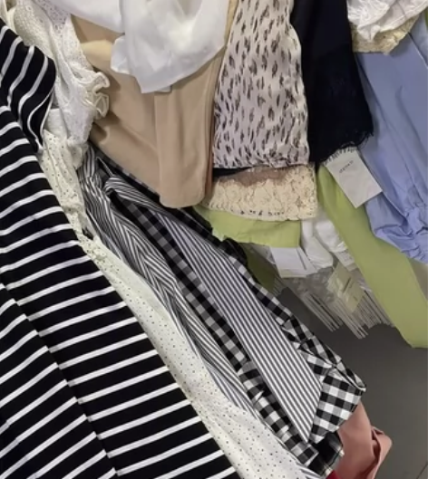 品牌折扣女装直播间清货 感兴趣的话点“我想...