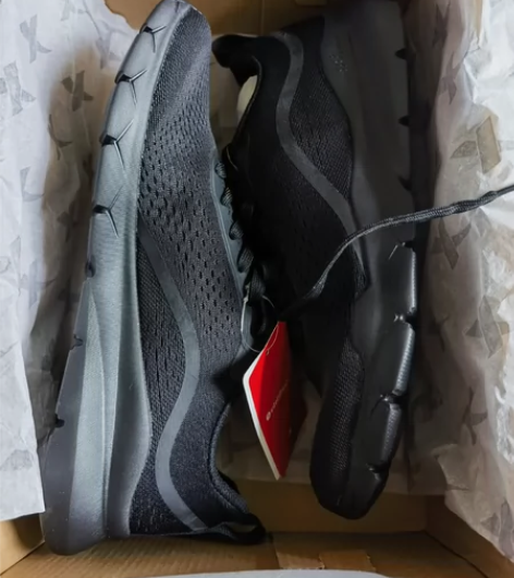 特步全新黑色休闲跑步鞋42码，全新没有穿过...