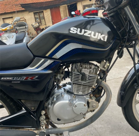 铃木钻豹 铃木125男士摩托车还很新，闪闪...