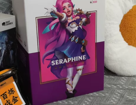 出一个全新未拆封英雄联盟星籁歌姬萨勒芬妮中...
