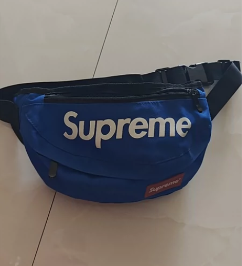 运动挎包，蓝色，九九新，15块钱。两层分割...