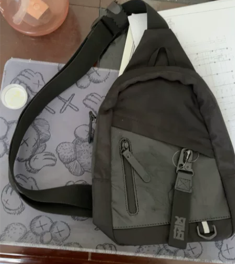 出一个李宁的斜挎包，去项目的时候单位给买的...