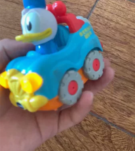 正品伟易达唐老鸭越野车，八成新，帽子上有掉...