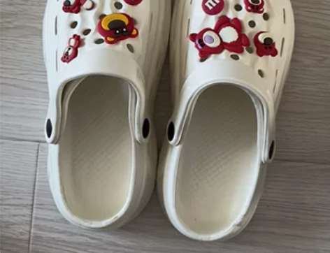 出10双全新粉色卡通图案的厚底洞洞鞋，尺码...