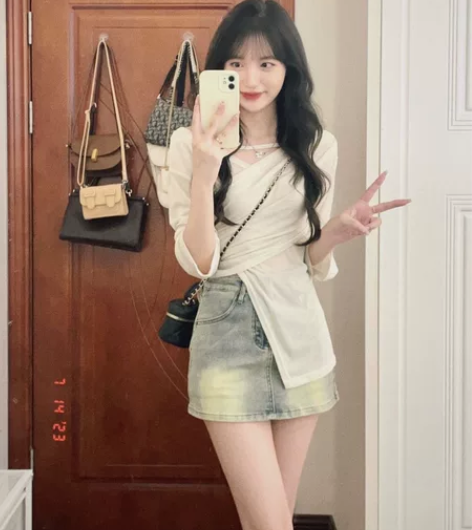 材质为冰丝面料，柔软亲肤，颜色为白色。品牌...