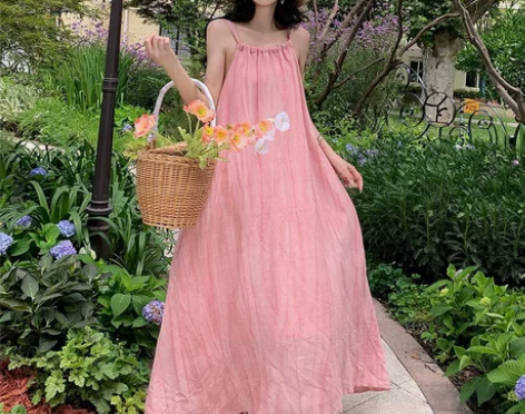 2024粉色晕染挂脖吊带连衣裙多巴胺显瘦大...