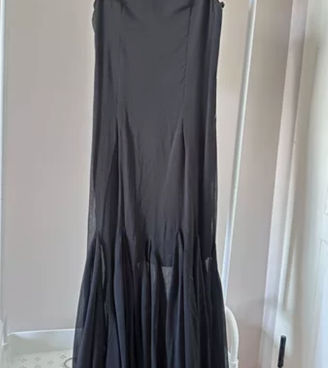 全新黑色吊带鱼尾裙 带吊牌S码 感兴趣的话...