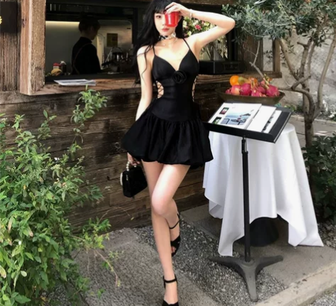 芭比姨吊带花苞连衣裙女夏季新款纯欲露腰辣妹...