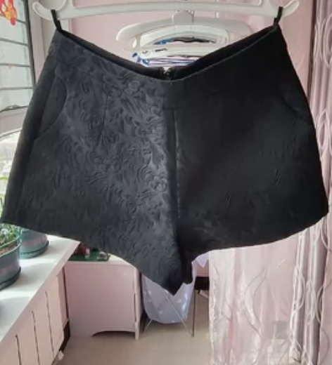 黑色短裤，没穿几次 感兴趣的话点“我想要”...