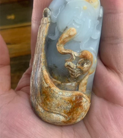 和田手把件心爱之物财神爷玉石品质很好，雕工...