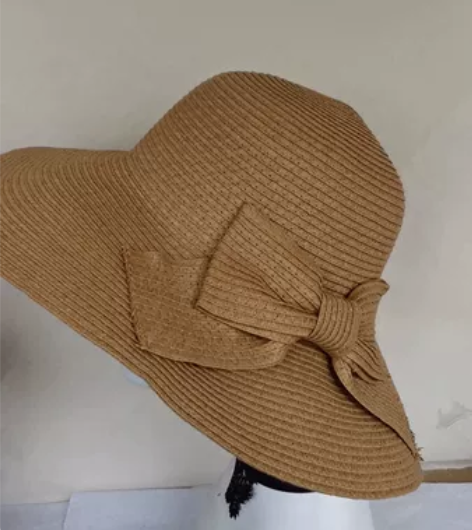 今天上一款浅咖色草帽，正好适合这个季节配戴...
