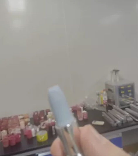 打版剩下的蓝色润唇膏#润唇膏 感兴趣的话点...