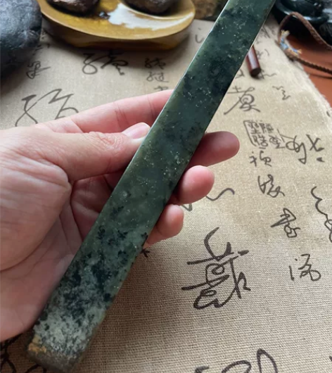 河磨玉原石料子，尺寸约240 23 14，...